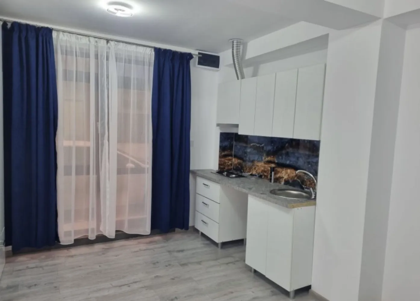 Ap Delfinariu Constanta - vând un studio compus din living și bucătărie open space , baie și dormitor, și o garsoniera lipita de aparent cu baie și bucătărie, acestea au intrare separata direct din strada ,, este totul nou se afla la distanta mica de plaja trei papuci, lângă mc Donald și langa delfinariu. Sunt propietarul locației. sa vand împreună, nu am cum sa le vând separat