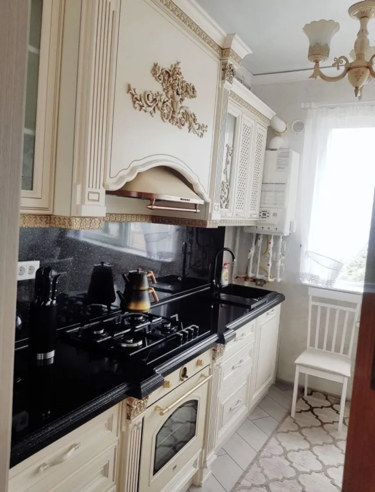 Vand apartament Lux Mamaia Hanul cu Peste - Vand Apartamnet de Lux in mamaia nord lângă Hanul cu Pește apartamentul este mobilat uitilat de lux se vinde exact ca în poze inclus în preț și parcare privată pentru mai multe detalii și vizionare la tel