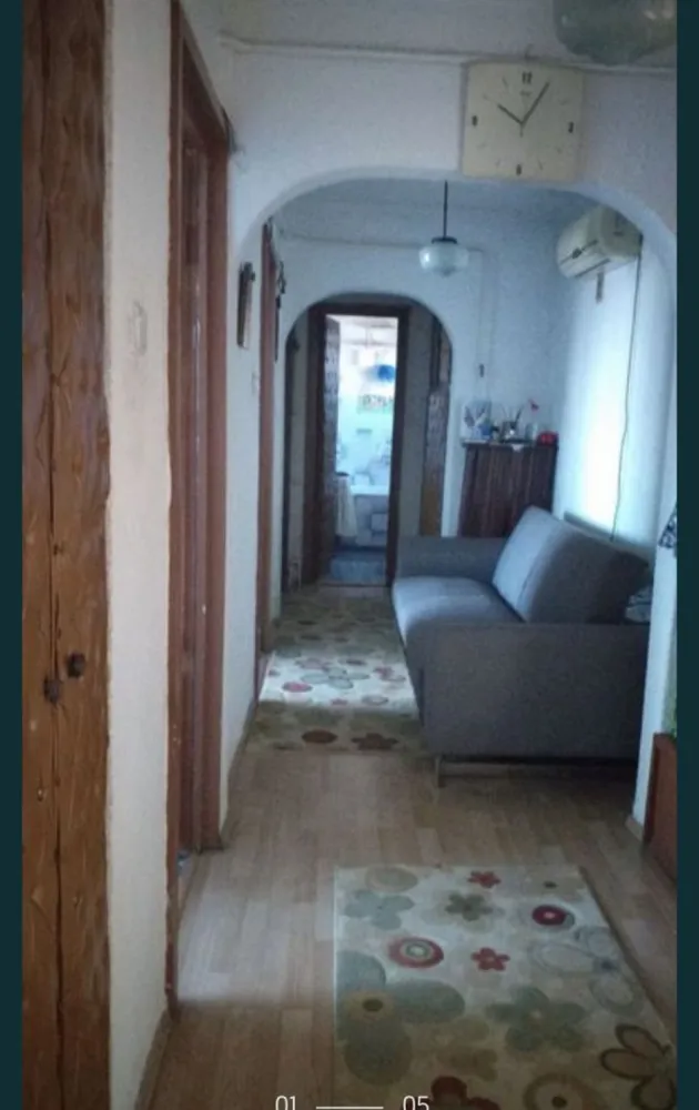 Apartament 3 camere - Vand apartament decomandat zona Tomis 3, 3 camere, termopane, centrala pe gaze, vedere spre Piata Brotacei, 2 balcoane. Nu doresc schimburi.