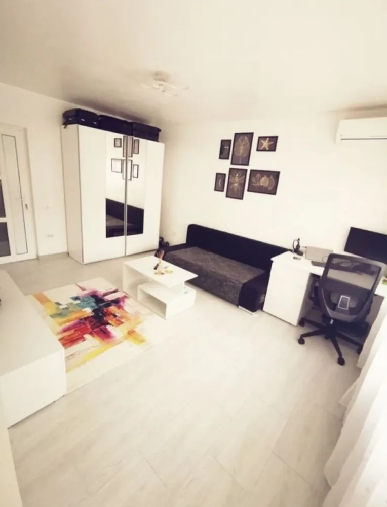 Apartament decomandat in Tomis 1 - Nu colaborez cu agențiile imobiliare! Vă rog să nu insistați! Proprietar vând apartament cu 2 camere, decomandat, parter înalt cu balcon, zona Spitalul Județean - Tomis 1. Zona este una foarte liniștită, cu multă verdeață și parcuri în jur. Imobilul a fost renovat integral în 2021 : instalații electrice, sanitare și termice, centrală proprie pe gaz, calorifere aluminiu, AC, usi interioare noi, izolat interior/exterior, gratii la toate geamurile. Electrocasnicele sunt toate noi, la fel și mobila, comandată de la Mobexpert iar cea din bucătărie, hol și balcon făcută pe comandă. Camerele sunt decomandate și au acces individual la balconul închis cu termopan. Țevile de aducțiune/scurgere ale blocului au fost schimbate și înlocuite cu unele din PVC. Nu necesită niciun fel de investiție. Se vinde mobilat și utilat exact ca în poze. Predarea apartamentului se va face la 10 zile de la semnarea contractului de vânzare-cumpărare. Preț ușor negociabil. Răspund la mesaje OLX iar la telefon după ora 18:00.