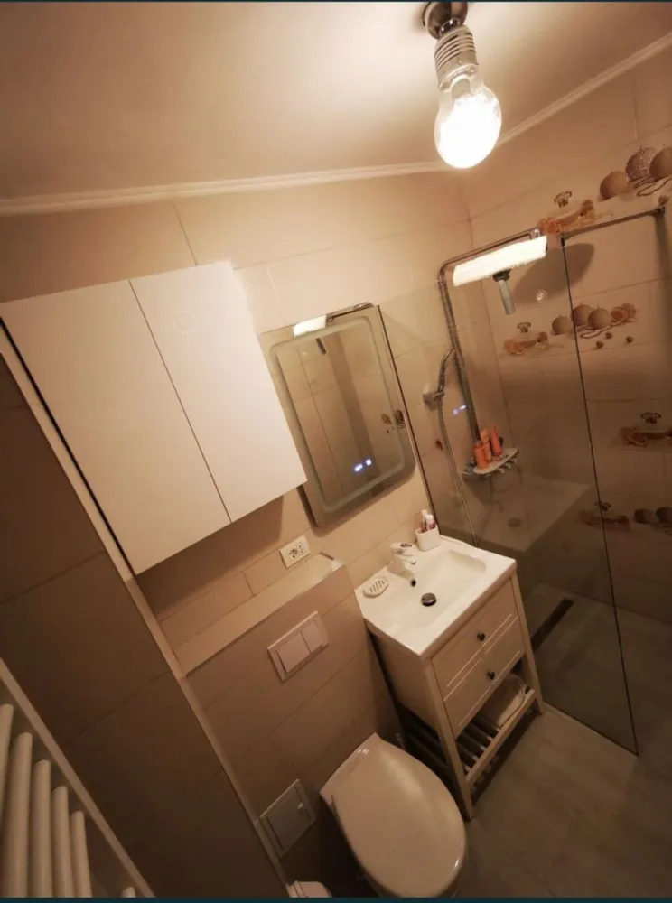 Apartament decomandat in Tomis 1 - Nu colaborez cu agențiile imobiliare! Vă rog să nu insistați! Proprietar vând apartament cu 2 camere, decomandat, parter înalt cu balcon, zona Spitalul Județean - Tomis 1. Zona este una foarte liniștită, cu multă verdeață și parcuri în jur. Imobilul a fost renovat integral în 2021 : instalații electrice, sanitare și termice, centrală proprie pe gaz, calorifere aluminiu, AC, usi interioare noi, izolat interior/exterior, gratii la toate geamurile. Electrocasnicele sunt toate noi, la fel și mobila, comandată de la Mobexpert iar cea din bucătărie, hol și balcon făcută pe comandă. Camerele sunt decomandate și au acces individual la balconul închis cu termopan. Țevile de aducțiune/scurgere ale blocului au fost schimbate și înlocuite cu unele din PVC. Nu necesită niciun fel de investiție. Se vinde mobilat și utilat exact ca în poze. Predarea apartamentului se va face la 10 zile de la semnarea contractului de vânzare-cumpărare. Preț ușor negociabil. Răspund la mesaje OLX iar la telefon după ora 18:00.