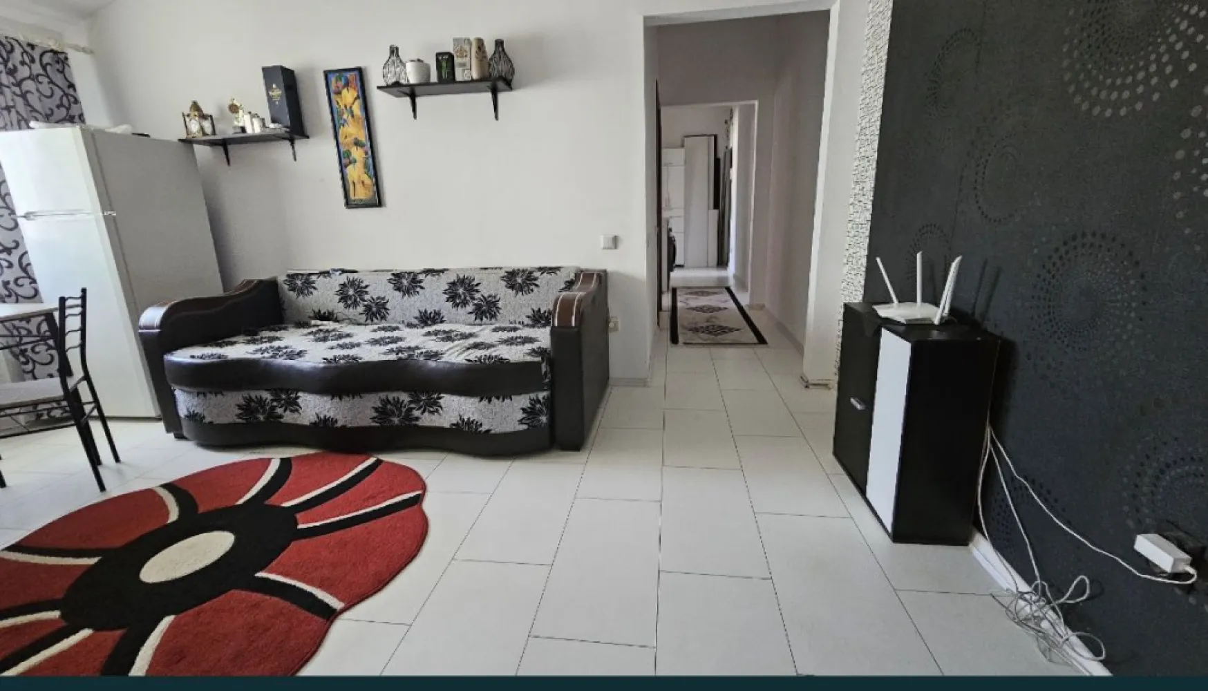 Ap 3 camere vand sau schimb - Se vinde apartament cu 3 camere decomandat.
Suprafața 57 mp utili
Etaj 5/5 (mansardă cu pod)
Zona km 4/5 pe strd Nicolae Grindeanu 
Zona este una foarte bună cu școala și gradinita in capătul blocului.
Zone cu verdeață, locuri de parcare .
La 100 de m este profi non stop,piață agroalimentara ,Spit,farmacii,etc.
Zona este una liniștită cu spatii de joaca pentru copii ,este un cartier locuit preponderent de familii .
Vecini liniștiți. 
Blocul este Racordat la Radet dar sa făcut proiectul pentru gaze și am achitat integral,apartamentul este la scara din mijloc fiind foarte călduros. 
Este dotat cu aparat de aer condiționat de putere,utilat cu electrocasnice de la Samsung în garanție mobila de hol și bucatarie făcută la comanda ,
Bucatarie mare (exista canapea),curat ,aerisit nu au fost și nu sunt probleme cu egrasia sau infiltratii ,are pod ,a fost construit în anul 2008 și de atunci nu au fost probleme.

Mai multe detalii și poze/video ofer în privat.

Prețul se negociază, sau schimb cu casa în Constanța sau zone limitrofe dar nu mai mari de 20/30 km de Constanța. Nu colaborez cu agențiile imobiliare .Nu se vinde prin credit prima casă sau ipotecar. 

Pentru mai multe detalii va rog telefonic.