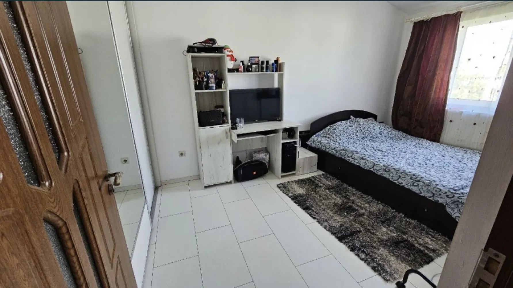 Ap 3 camere vand sau schimb - Se vinde apartament cu 3 camere decomandat.
Suprafața 57 mp utili
Etaj 5/5 (mansardă cu pod)
Zona km 4/5 pe strd Nicolae Grindeanu 
Zona este una foarte bună cu școala și gradinita in capătul blocului.
Zone cu verdeață, locuri de parcare .
La 100 de m este profi non stop,piață agroalimentara ,Spit,farmacii,etc.
Zona este una liniștită cu spatii de joaca pentru copii ,este un cartier locuit preponderent de familii .
Vecini liniștiți. 
Blocul este Racordat la Radet dar sa făcut proiectul pentru gaze și am achitat integral,apartamentul este la scara din mijloc fiind foarte călduros. 
Este dotat cu aparat de aer condiționat de putere,utilat cu electrocasnice de la Samsung în garanție mobila de hol și bucatarie făcută la comanda ,
Bucatarie mare (exista canapea),curat ,aerisit nu au fost și nu sunt probleme cu egrasia sau infiltratii ,are pod ,a fost construit în anul 2008 și de atunci nu au fost probleme.

Mai multe detalii și poze/video ofer în privat.

Prețul se negociază, sau schimb cu casa în Constanța sau zone limitrofe dar nu mai mari de 20/30 km de Constanța. Nu colaborez cu agențiile imobiliare .Nu se vinde prin credit prima casă sau ipotecar. 

Pentru mai multe detalii va rog telefonic.