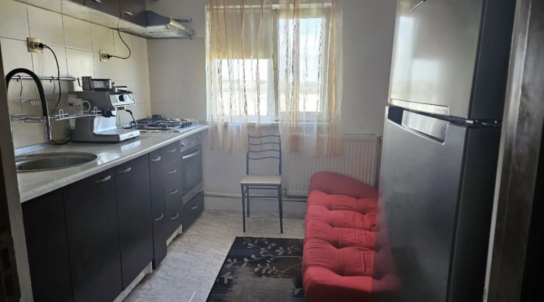 Ap 3 camere vand sau schimb - Se vinde apartament cu 3 camere decomandat.
Suprafața 57 mp utili
Etaj 5/5 (mansardă cu pod)
Zona km 4/5 pe strd Nicolae Grindeanu 
Zona este una foarte bună cu școala și gradinita in capătul blocului.
Zone cu verdeață, locuri de parcare .
La 100 de m este profi non stop,piață agroalimentara ,Spit,farmacii,etc.
Zona este una liniștită cu spatii de joaca pentru copii ,este un cartier locuit preponderent de familii .
Vecini liniștiți. 
Blocul este Racordat la Radet dar sa făcut proiectul pentru gaze și am achitat integral,apartamentul este la scara din mijloc fiind foarte călduros. 
Este dotat cu aparat de aer condiționat de putere,utilat cu electrocasnice de la Samsung în garanție mobila de hol și bucatarie făcută la comanda ,
Bucatarie mare (exista canapea),curat ,aerisit nu au fost și nu sunt probleme cu egrasia sau infiltratii ,are pod ,a fost construit în anul 2008 și de atunci nu au fost probleme.

Mai multe detalii și poze/video ofer în privat.

Prețul se negociază, sau schimb cu casa în Constanța sau zone limitrofe dar nu mai mari de 20/30 km de Constanța. Nu colaborez cu agențiile imobiliare .Nu se vinde prin credit prima casă sau ipotecar. 

Pentru mai multe detalii va rog telefonic.