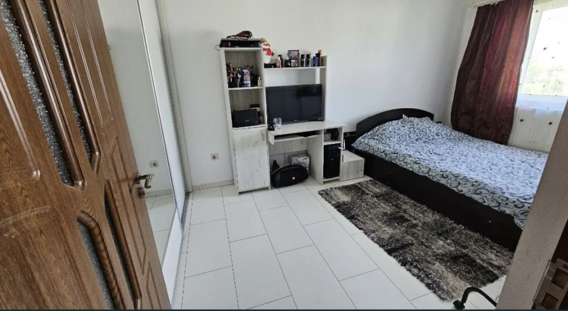 Ap 3 camere vand sau schimb - Se vinde apartament cu 3 camere decomandat.
Suprafața 57 mp utili
Etaj 5/5 (mansardă cu pod)
Zona km 4/5 pe strd Nicolae Grindeanu 
Zona este una foarte bună cu școala și gradinita in capătul blocului.
Zone cu verdeață, locuri de parcare .
La 100 de m este profi non stop,piață agroalimentara ,Spit,farmacii,etc.
Zona este una liniștită cu spatii de joaca pentru copii ,este un cartier locuit preponderent de familii .
Vecini liniștiți. 
Blocul este Racordat la Radet dar sa făcut proiectul pentru gaze și am achitat integral,apartamentul este la scara din mijloc fiind foarte călduros. 
Este dotat cu aparat de aer condiționat de putere,utilat cu electrocasnice de la Samsung în garanție mobila de hol și bucatarie făcută la comanda ,
Bucatarie mare (exista canapea),curat ,aerisit nu au fost și nu sunt probleme cu egrasia sau infiltratii ,are pod ,a fost construit în anul 2008 și de atunci nu au fost probleme.

Mai multe detalii și poze/video ofer în privat.

Prețul se negociază, sau schimb cu casa în Constanța sau zone limitrofe dar nu mai mari de 20/30 km de Constanța. Nu colaborez cu agențiile imobiliare .Nu se vinde prin credit prima casă sau ipotecar. 

Pentru mai multe detalii va rog telefonic.