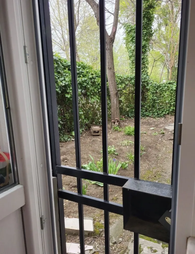 Apartament 3 camere - Apartament pe Ion luca Caragiale,aproape de Cora si de Inel 2..., 3 camere semidecomandat, 48 m,la parter,cu beci in casa(de 2 camere,foarte bun ptr depozitat) plus gradina,cu iesire din balcon. Apartamentul este renovat total,gresie,faianta,parchet,usi toate sunt noi! Instalatia electrica este noua,calorifere si centrala pe gaze noi! Termopane noi,usa metalica noua! Izolat exterior! Foarte calduros apartamentul.actele sunt in regula! Foisor in curtea din jurul apartamentului! Se vinde partial mobilat! Acces facil la piata Cora,scola8,gradinita,statii de autobuz aproape!