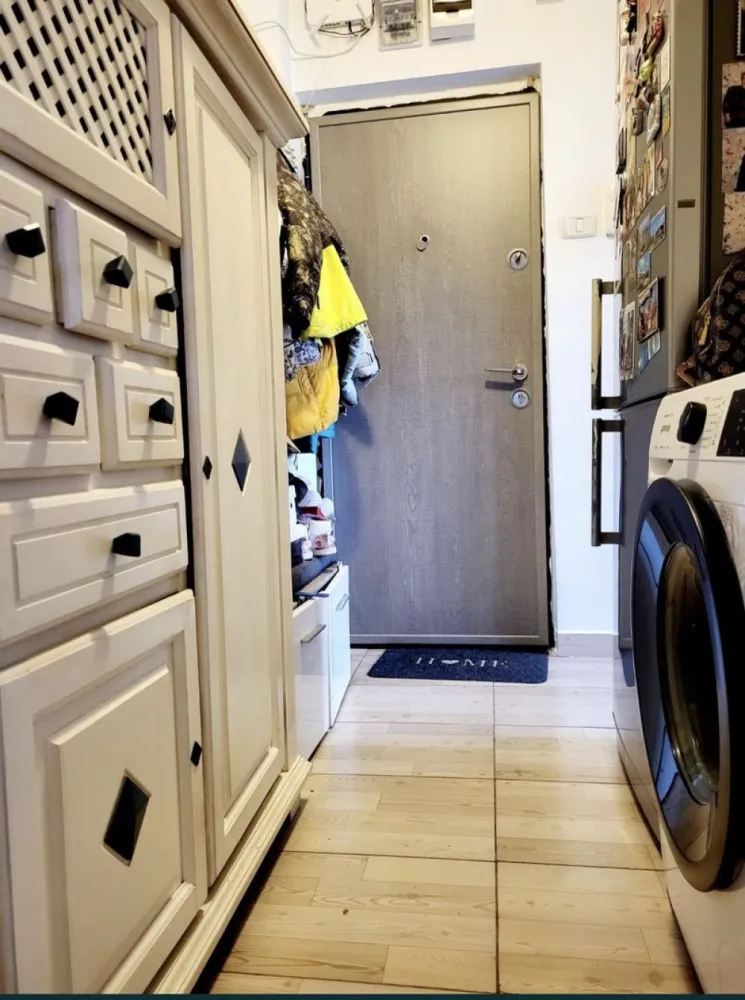 Apartament 3 camere - Apartament pe Ion luca Caragiale,aproape de Cora si de Inel 2..., 3 camere semidecomandat, 48 m,la parter,cu beci in casa(de 2 camere,foarte bun ptr depozitat) plus gradina,cu iesire din balcon. Apartamentul este renovat total,gresie,faianta,parchet,usi toate sunt noi! Instalatia electrica este noua,calorifere si centrala pe gaze noi! Termopane noi,usa metalica noua! Izolat exterior! Foarte calduros apartamentul.actele sunt in regula! Foisor in curtea din jurul apartamentului! Se vinde partial mobilat! Acces facil la piata Cora,scola8,gradinita,statii de autobuz aproape!