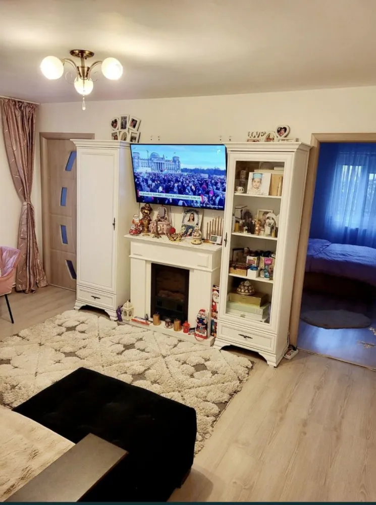 Apartament 3 camere - Apartament pe Ion luca Caragiale,aproape de Cora si de Inel 2..., 3 camere semidecomandat, 48 m,la parter,cu beci in casa(de 2 camere,foarte bun ptr depozitat) plus gradina,cu iesire din balcon. Apartamentul este renovat total,gresie,faianta,parchet,usi toate sunt noi! Instalatia electrica este noua,calorifere si centrala pe gaze noi! Termopane noi,usa metalica noua! Izolat exterior! Foarte calduros apartamentul.actele sunt in regula! Foisor in curtea din jurul apartamentului! Se vinde partial mobilat! Acces facil la piata Cora,scola8,gradinita,statii de autobuz aproape!