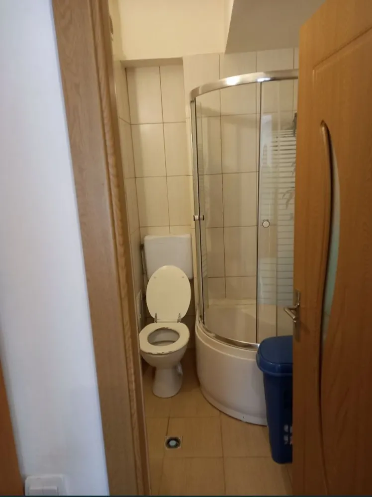 Vand apartament 2 camere Compozitorilor - Apartament 2 camere , suprafață totală 55 mp, situat în cartier Compozitorilor, în imediata apropiere a unui magazin Lidl, la etajul 3/3. Apartamentul este intr-un bloc cochet , cu o singura scara, cu împrejurimi pline de flori și verdeata, construit relativ recent (2010). Scara liniștită si foarte curata, îngrijită. Are izolație noua, de foarte bună calitate, executata în 2021. Interiorul este împărțit astfel : living cu bucătărie open-space, dormitor, baie cu cabina de dus, hol la intrare și doua balcoane generoase. Balcoanele izolează foarte bine ambele laturi ale apartamentului, atât pe partea sufrageriei, cât și pe dormitor. În felul acesta, cheltuielile cu căldura pe timpul iernii sunt foarte reduse, locația fiind foarte călduroasă. Toate camerele sunt mobilate, se vinde cu mobilierul care apare în poze. Incalzirea se face cu centrala termica proprie, cu revizii la zi atât centrala, cât și instalația de gaze. În living exista un aparat de aer condiționat aproape nou. Dispunerea apartamentului este pe sud și vest. În apropiere se găsesc multe supermarketuri ( Lidl, Metro, Auchan, Leroy Merlin, Jumbo, etc), mallul Vivo, linii de transport în comun.