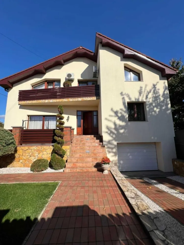 BRASADAS vinde casă tip D+P+M 2004 zona Burdea. - Agentia imobiliara BRASADAS vinde casă spațioasă situată in zona Burdea, la doar 300 m de mall și 600 m de centrul orașului.
Teren: 330 mp
Suprafață casa: 110 mp/nivel (total 330 mp)

Compartimentare:
Mansardă: 3 camere, dressing, baie cu jacuzzi, balcon
Parter: living + dining 40 mp, bucătărie, baie, 1 cameră
Demisol: garaj, cameră tehnică + 3 camere

 Construcție 2004, materiale premium.
 Parchet stejar, tâmplărie lemn, geamuri termopan.
 Izolație exterioară.
 4 aparate AC Daikin.
 Terasă acoperită + terasă față.

Se vinde parțial mobilată

Www.brssadas.com.