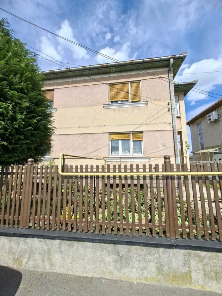 BRASADAS vinde casa cu etaj in zona Bercu Rosu. - Agenyia imobiliara BRASADAS vinde casa cu etaj in zona Bercu Rosu.
Casa dispune de 3 camere, bucatarie, baie,camara, antreu, suprafata totala de 138 m2 si o pivnita uscata spatioasa de 41m2, curte 276 mp.
Www.brasadas.com.