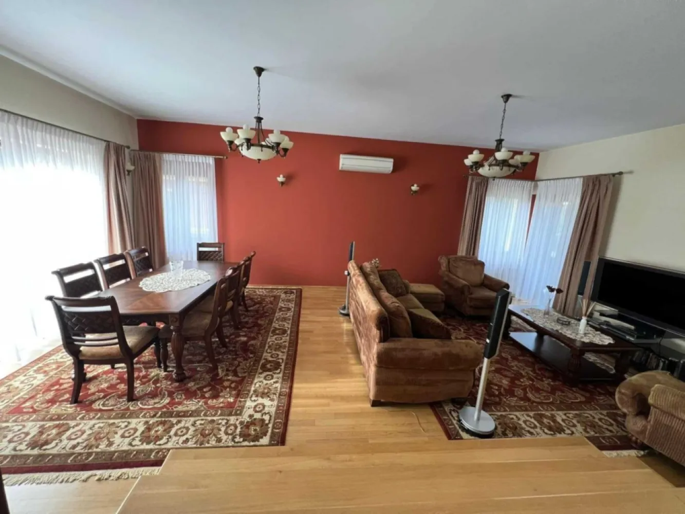 BRASADAS vinde casă tip D+P+M 2004 zona Burdea. - Agentia imobiliara BRASADAS vinde casă spațioasă situată in zona Burdea, la doar 300 m de mall și 600 m de centrul orașului.
Teren: 330 mp
Suprafață casa: 110 mp/nivel (total 330 mp)

Compartimentare:
Mansardă: 3 camere, dressing, baie cu jacuzzi, balcon
Parter: living + dining 40 mp, bucătărie, baie, 1 cameră
Demisol: garaj, cameră tehnică + 3 camere

 Construcție 2004, materiale premium.
 Parchet stejar, tâmplărie lemn, geamuri termopan.
 Izolație exterioară.
 4 aparate AC Daikin.
 Terasă acoperită + terasă față.

Se vinde parțial mobilată

Www.brssadas.com.