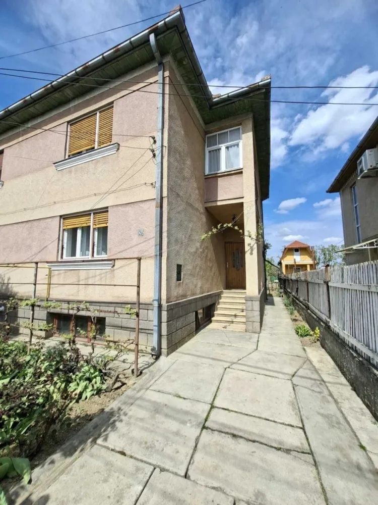 BRASADAS vinde casa cu etaj in zona Bercu Rosu. - Agenyia imobiliara BRASADAS vinde casa cu etaj in zona Bercu Rosu.
Casa dispune de 3 camere, bucatarie, baie,camara, antreu, suprafata totala de 138 m2 si o pivnita uscata spatioasa de 41m2, curte 276 mp.
Www.brasadas.com.