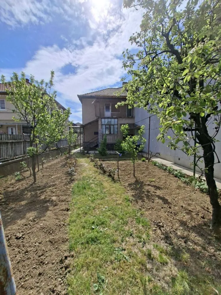 BRASADAS vinde casa cu etaj in zona Bercu Rosu. - Agenyia imobiliara BRASADAS vinde casa cu etaj in zona Bercu Rosu.
Casa dispune de 3 camere, bucatarie, baie,camara, antreu, suprafata totala de 138 m2 si o pivnita uscata spatioasa de 41m2, curte 276 mp.
Www.brasadas.com.