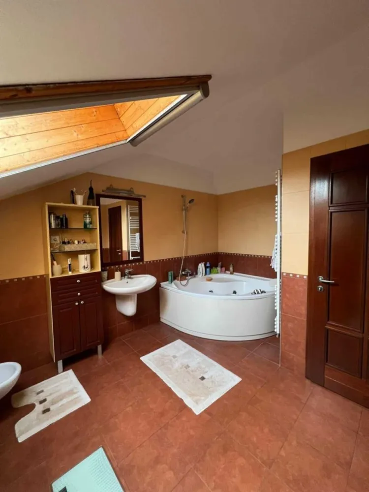 BRASADAS vinde casă tip D+P+M 2004 zona Burdea. - Agentia imobiliara BRASADAS vinde casă spațioasă situată in zona Burdea, la doar 300 m de mall și 600 m de centrul orașului.
Teren: 330 mp
Suprafață casa: 110 mp/nivel (total 330 mp)

Compartimentare:
Mansardă: 3 camere, dressing, baie cu jacuzzi, balcon
Parter: living + dining 40 mp, bucătărie, baie, 1 cameră
Demisol: garaj, cameră tehnică + 3 camere

 Construcție 2004, materiale premium.
 Parchet stejar, tâmplărie lemn, geamuri termopan.
 Izolație exterioară.
 4 aparate AC Daikin.
 Terasă acoperită + terasă față.

Se vinde parțial mobilată

Www.brssadas.com.