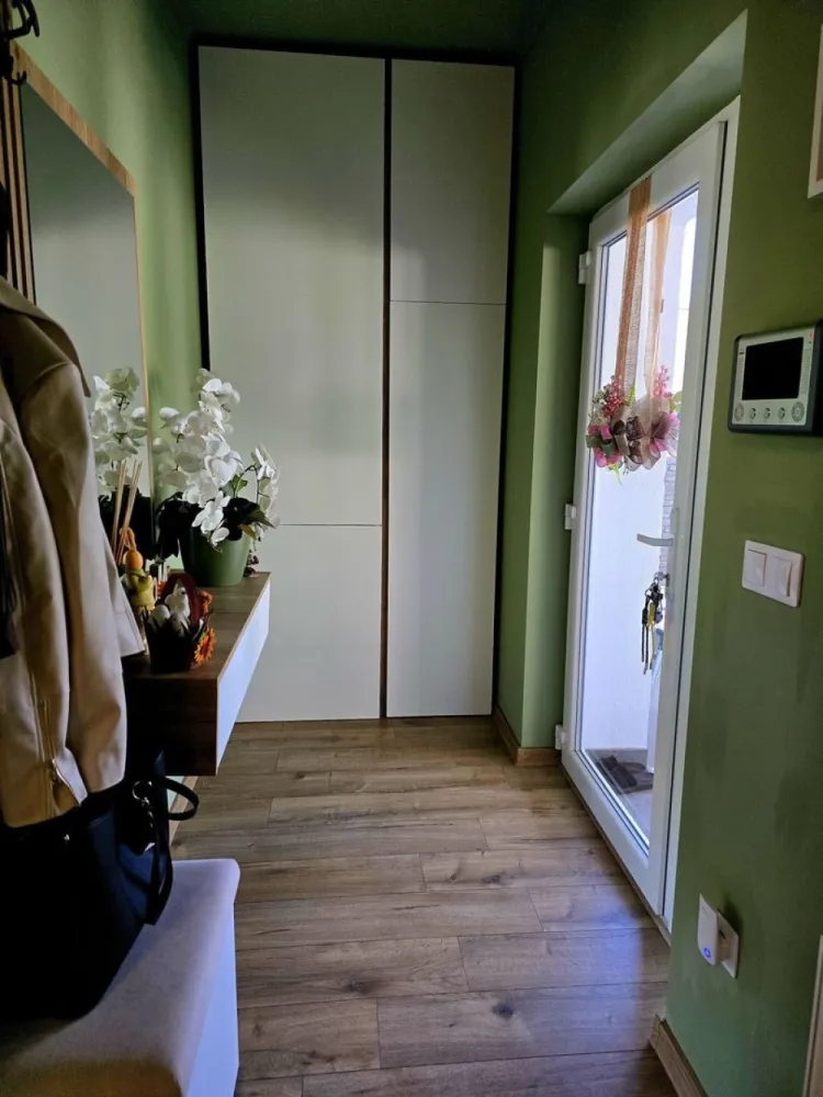 BRASADAS vinde casă in zonă centrală. - Agentia imobiliara BRASADAS vinde două case într - o curte . 
Prima casă cu front stradal de 80 mp , loc de parcare auto finisat ultra modern cu terasa de 17 mp acoperită finisată , acces la beci sub toată casa . Curtea amenajată, pavată cu loc pentru grătar și jacuzzi . 
A doua casă este construcție ușoară cu tehnologie modernă finisat interior , exterior mobilat , utilat nou , compusă din living , bucătărie , dormitor , baie și un hol , suprafața totală 52 mp . 
Sistem de supraveghere cu camere .
Teren 3.2 ari .