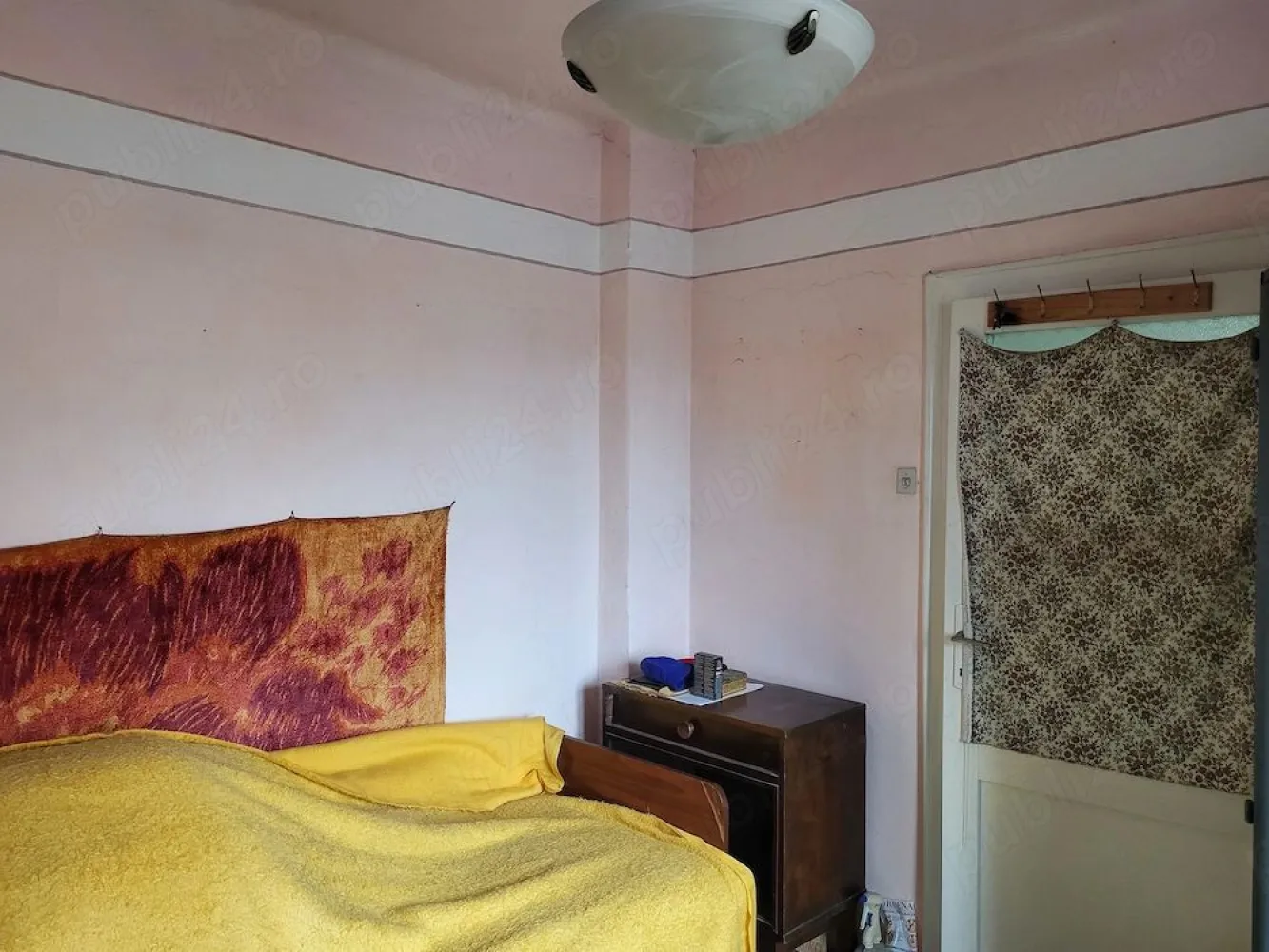 BRASADAS vinde casa in zona Baritiu. - Agentia imobiliara BRASADAS vinde casă familiară (a fost conceput pentru două familii), în Satu Mare, zona Barițiu,(singur în curte) cu suprafața de 252 mp teren intravilan, ( loc de casă+ 126 mp teren), 13,20 m front stradal, compusă din :
-curte proprie, cu loc pentru parcarea unei mașină lângă casă, spațiu cu balansoar și viță de vie în fața casei,spațiu pentru depozitare în spatele casei.
-intrare unică în casă
-anexe (garaj 4,3 6,3 m cu etaj)+ magazie
-pivniță mare+ pivniță mică
-hol de intrare 
-la parter 2 camere, antreu, bucătărie, baie, cămară
-la etaj 3 camere, antreu,bucătărie, baie, cămară (ultima cameră se accesează prin cealaltă)
-pod
-centrală 
-gaz, apă, electicitate, parchet.
Casa are o fundație foarte bună ,formată din pietre de granit construcția fiind începută în anul 1975 . Dimensiunea casei 8m 10 m. Locul de așezare este una foarte bună (magazin alimentar,stație de autobuz în apropiere). Casa necesită renovare.