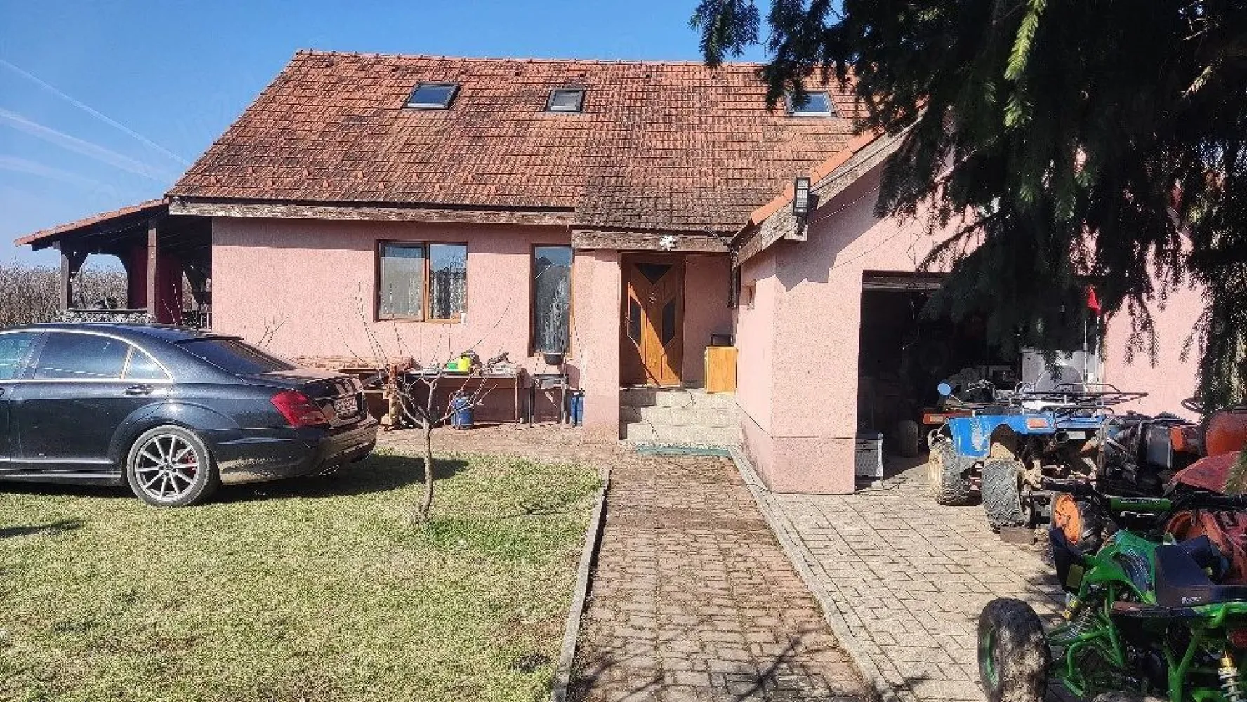 BRASADAS vinde casa cu teren 10 ari in zona Odoreului. - Agentia imobiliara BRASADAS vinde casă in cartierul Iris zona Odoreului cu 10 ari teren gard viu gazon o construcție căsuță de vară neterminată construcție sub nume anexe gospodărești teren momental extravilan casă complet mobilată și utilată.
Se accepta și unele schimburi plus diferentă.
Www.brasadas.com.
