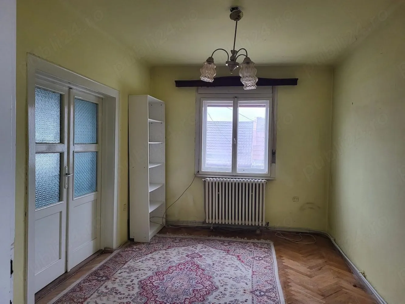 BRASADAS vinde casa in zona Baritiu. - Agentia imobiliara BRASADAS vinde casă familiară (a fost conceput pentru două familii), în Satu Mare, zona Barițiu,(singur în curte) cu suprafața de 252 mp teren intravilan, ( loc de casă+ 126 mp teren), 13,20 m front stradal, compusă din :
-curte proprie, cu loc pentru parcarea unei mașină lângă casă, spațiu cu balansoar și viță de vie în fața casei,spațiu pentru depozitare în spatele casei.
-intrare unică în casă
-anexe (garaj 4,3 6,3 m cu etaj)+ magazie
-pivniță mare+ pivniță mică
-hol de intrare 
-la parter 2 camere, antreu, bucătărie, baie, cămară
-la etaj 3 camere, antreu,bucătărie, baie, cămară (ultima cameră se accesează prin cealaltă)
-pod
-centrală 
-gaz, apă, electicitate, parchet.
Casa are o fundație foarte bună ,formată din pietre de granit construcția fiind începută în anul 1975 . Dimensiunea casei 8m 10 m. Locul de așezare este una foarte bună (magazin alimentar,stație de autobuz în apropiere). Casa necesită renovare.