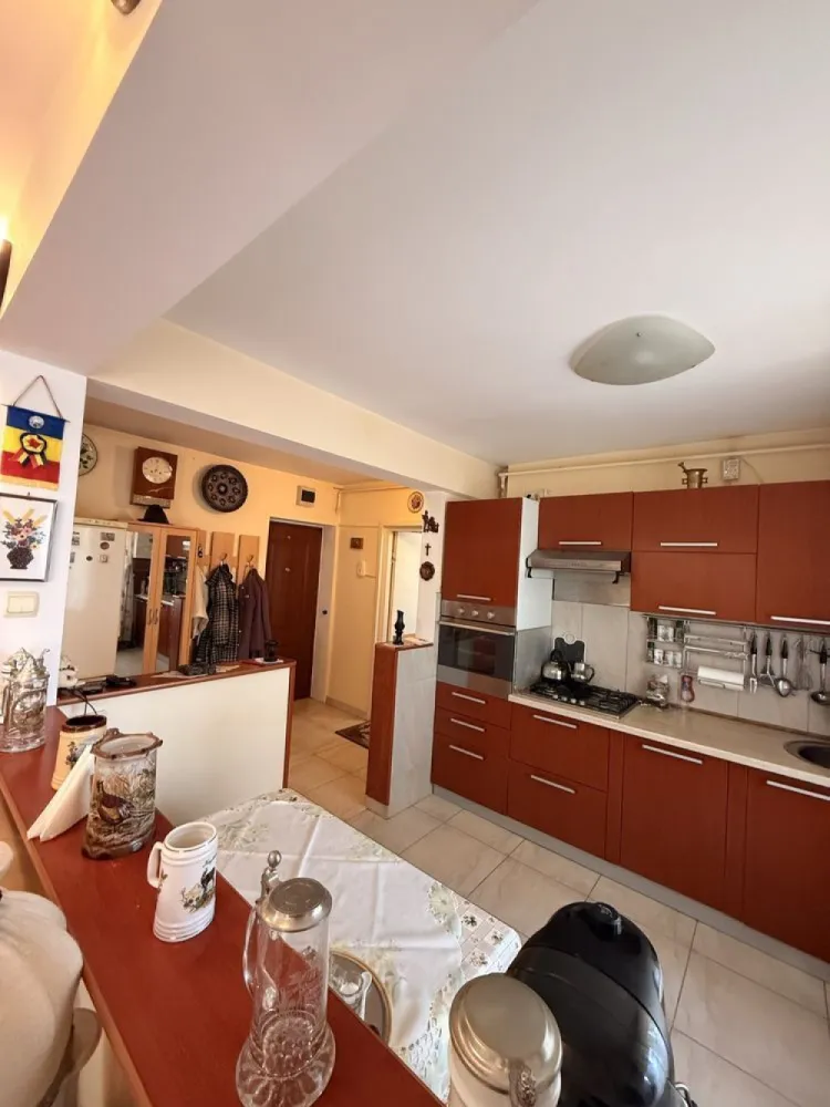 BRASADAS vinde ap 3 camere etajul 2/4 pe Careiului - Agentia imobiliara BRASADAS vinde apartament cu 3 camere la etajul 2/4 pe strada Careiului, lângă fosta fabrică de pâine, cu acces rapid la magazine, transport și facilități 
* Bloc izolat termic
* Confort sporit și eficiență energetică
* Centrală termică proprie
* Aer condiționat
* Complet utilat:
 * Mașină de spălat vase
 * Mașină de spălat rufe
 * Aragaz + cuptor.
* Intimitate totală – în fața blocului sunt plantați brazi care oferă liniște și protecție vizuală
* Zonă surprinzător de calmă, deși este poziționată central
* Ideal atât pentru locuit, cât și pentru investiție.
Www.brasadas.com.