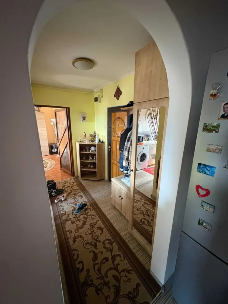 BRASADAS vinde ap 2 cam etaj 4/4 in Carpați 2. - Agenția imobiliara BRASADAS vinde apartament cu 2 camere decomandate la etajul4/4 in cartierul Carpați2.
Geamuri si usi interioare termopan, usa de intrare metalica
Aer conditionat
Parchet laminat
Baie cu gresie si faianta 
Apartamentul se vinde mobilat si utilat partial ( exceptie, canapea , frigider si masina de spalat etc.)
Casa scarii recent renovat
Boxa de beci in subsol.
Www.brasadas.com.