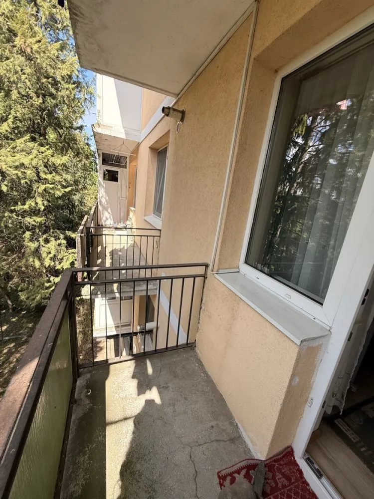 BRASADAS vinde ap 3 camere etajul 2/4 pe Careiului - Agentia imobiliara BRASADAS vinde apartament cu 3 camere la etajul 2/4 pe strada Careiului, lângă fosta fabrică de pâine, cu acces rapid la magazine, transport și facilități 
* Bloc izolat termic
* Confort sporit și eficiență energetică
* Centrală termică proprie
* Aer condiționat
* Complet utilat:
 * Mașină de spălat vase
 * Mașină de spălat rufe
 * Aragaz + cuptor.
* Intimitate totală – în fața blocului sunt plantați brazi care oferă liniște și protecție vizuală
* Zonă surprinzător de calmă, deși este poziționată central
* Ideal atât pentru locuit, cât și pentru investiție.
Www.brasadas.com.