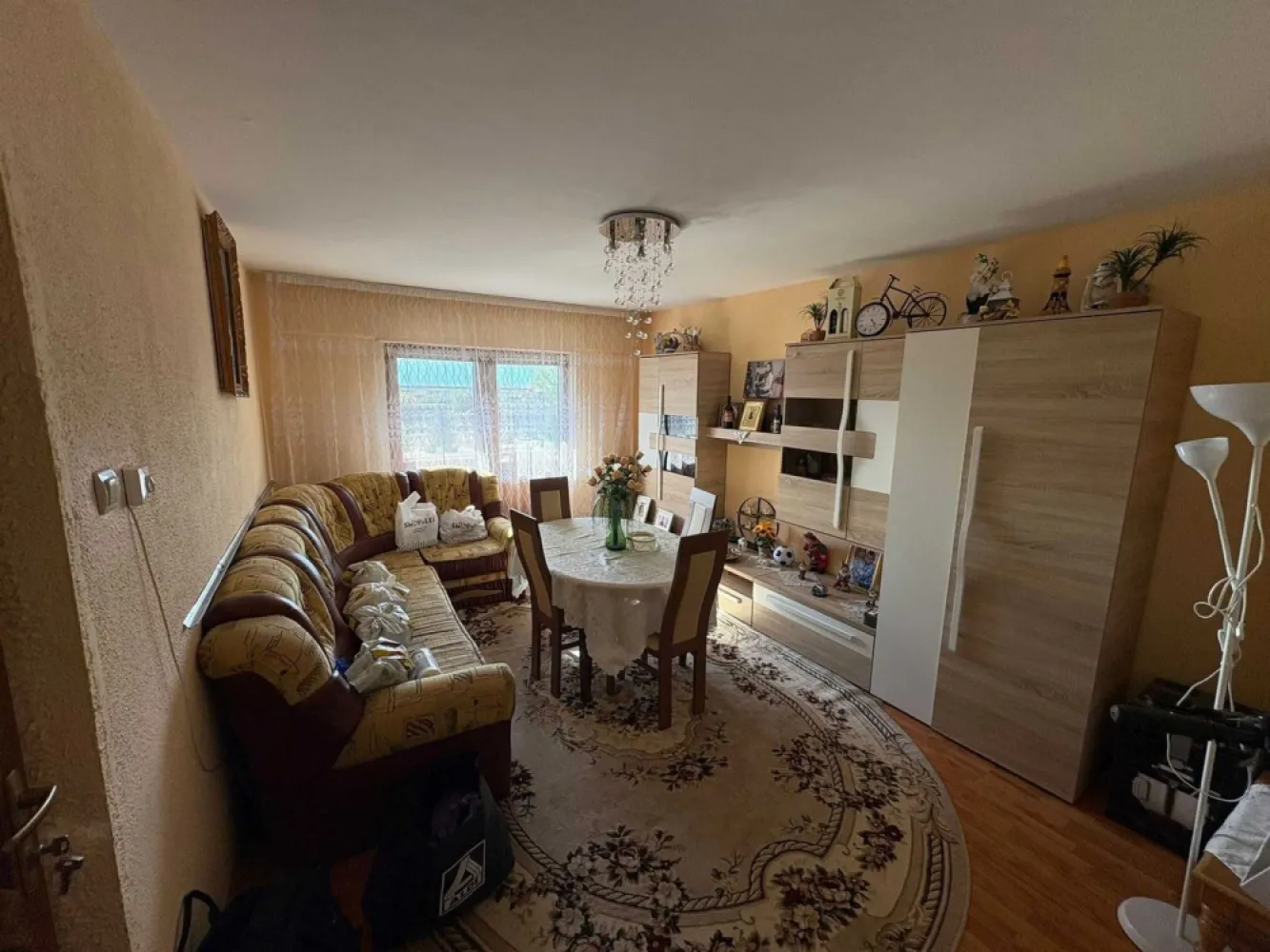 BRASADAS vinde ap 2 cam etaj 4/4 in Carpați 2. - Agenția imobiliara BRASADAS vinde apartament cu 2 camere decomandate la etajul4/4 in cartierul Carpați2.
Geamuri si usi interioare termopan, usa de intrare metalica
Aer conditionat
Parchet laminat
Baie cu gresie si faianta 
Apartamentul se vinde mobilat si utilat partial ( exceptie, canapea , frigider si masina de spalat etc.)
Casa scarii recent renovat
Boxa de beci in subsol.
Www.brasadas.com.