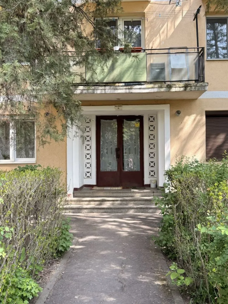 BRASADAS vinde ap 3 camere etajul 2/4 pe Careiului - Agentia imobiliara BRASADAS vinde apartament cu 3 camere la etajul 2/4 pe strada Careiului, lângă fosta fabrică de pâine, cu acces rapid la magazine, transport și facilități 
* Bloc izolat termic
* Confort sporit și eficiență energetică
* Centrală termică proprie
* Aer condiționat
* Complet utilat:
 * Mașină de spălat vase
 * Mașină de spălat rufe
 * Aragaz + cuptor.
* Intimitate totală – în fața blocului sunt plantați brazi care oferă liniște și protecție vizuală
* Zonă surprinzător de calmă, deși este poziționată central
* Ideal atât pentru locuit, cât și pentru investiție.
Www.brasadas.com.