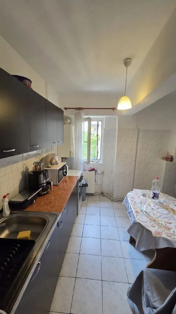 BRASADAS vinde ap 3 cam etaj 3/4 Micro 16. - Agenția imobiliara BRASADAS vinde apartament cu 3 camere la etajul 3/4 65 mp. in Micro 16 compus din 3 camere decomandate, 2 bai, bucatarie balcon debara, constructie din BCA utilat faiantat, gresiat geamuri si usi termopan, parcare de domiciliu.
Www.brasadas.com.