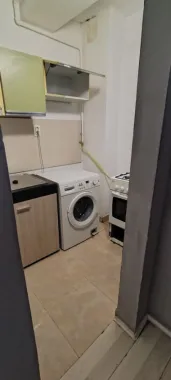 BRASADAS vinde garsoniera la etajul 1/4 pe Ostrovului.