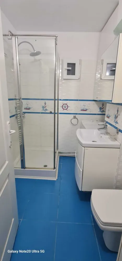 BRASADAS vinde ap 3 cam Careiului. - Agentia imobiliara BRASADAS vinde apartament mare, luminos, si gata de mutat, de 78 mp utili, situat la etajul 1, intr-o zona unde ai TOT ce ai nevoie la doi pasi, construit solid din BCA.
- apartament uscat, cald, luminos
- centrala proprie schimbata acum 2 ani
- instalatie electrica refacuta
- parchet melaminat peste parchetul original
- pereti exteriori doar pe zonele cu ferestre, izolati exterior 
- aer conditionat
- beci generos pentru depozitare
- chicineta la etaj - spatiu comun super util 
- dulap metalic in fata usii - extra depozitare
- bloc cu farmacie si alimentara la parter
- zona plina de magazine, banci, pub-uri la cateva minute
- scoala , gradinita, spitalul judetean in apropiere
Www.brasadas.com.
