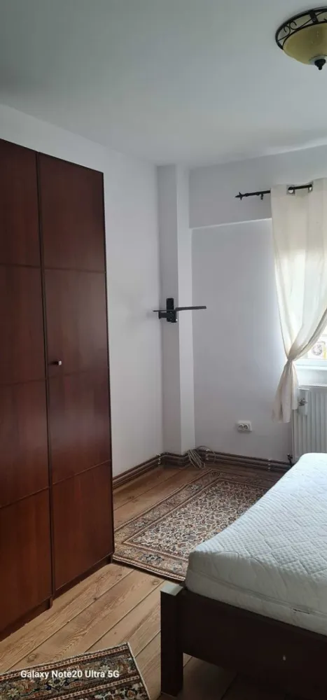 BRASADAS vinde ap 3 cam Careiului. - Agentia imobiliara BRASADAS vinde apartament mare, luminos, si gata de mutat, de 78 mp utili, situat la etajul 1, intr-o zona unde ai TOT ce ai nevoie la doi pasi, construit solid din BCA.
- apartament uscat, cald, luminos
- centrala proprie schimbata acum 2 ani
- instalatie electrica refacuta
- parchet melaminat peste parchetul original
- pereti exteriori doar pe zonele cu ferestre, izolati exterior 
- aer conditionat
- beci generos pentru depozitare
- chicineta la etaj - spatiu comun super util 
- dulap metalic in fata usii - extra depozitare
- bloc cu farmacie si alimentara la parter
- zona plina de magazine, banci, pub-uri la cateva minute
- scoala , gradinita, spitalul judetean in apropiere
Www.brasadas.com.