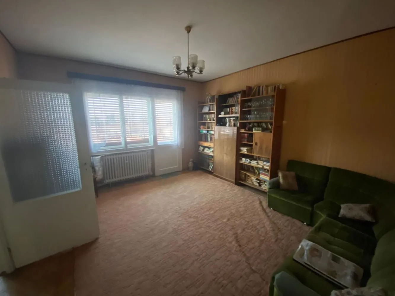 BRASADAS vinde ap cu 3 cam și garaj Piata Mare. - Agentia Imobiliara BRASADAS vinde apartament din caramida cu 3 camere decomandat, intr-o asociatie de 8 apartamente in zona Piata Mare.
Proprietatea este amplasata la etajul 3/3 cu acoperis si o suprafata de 76mp utili.
Apartmentul este compus din:
-3 camere decomandate
-1 bucatrie cu iesire pe balcon
-1 baie
-1 debara
-1 camara
-2 balcoane
- garaj in curte
- cota parte din pod
- cota parte din curte 1/8
- uscator
- boxa in beci
- un mic loc de depozitare in curte
Apartamentul are un design clasic, necesita renovare si modernizre.
Www.brasadas.com.