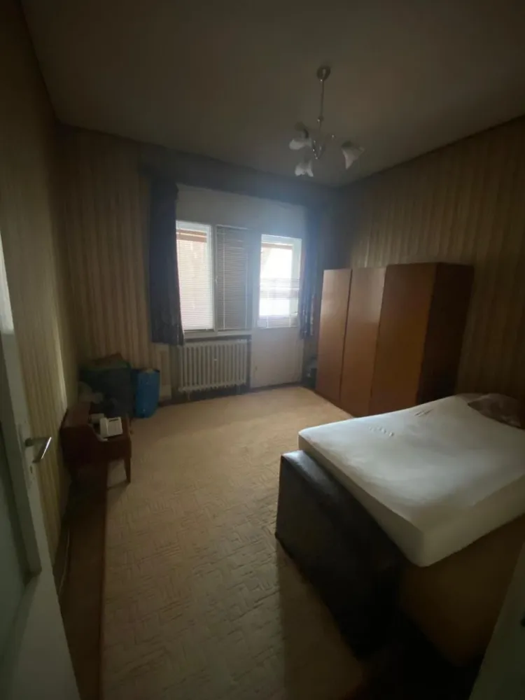 BRASADAS vinde ap cu 3 cam și garaj Piata Mare. - Agentia Imobiliara BRASADAS vinde apartament din caramida cu 3 camere decomandat, intr-o asociatie de 8 apartamente in zona Piata Mare.
Proprietatea este amplasata la etajul 3/3 cu acoperis si o suprafata de 76mp utili.
Apartmentul este compus din:
-3 camere decomandate
-1 bucatrie cu iesire pe balcon
-1 baie
-1 debara
-1 camara
-2 balcoane
- garaj in curte
- cota parte din pod
- cota parte din curte 1/8
- uscator
- boxa in beci
- un mic loc de depozitare in curte
Apartamentul are un design clasic, necesita renovare si modernizre.
Www.brasadas.com.