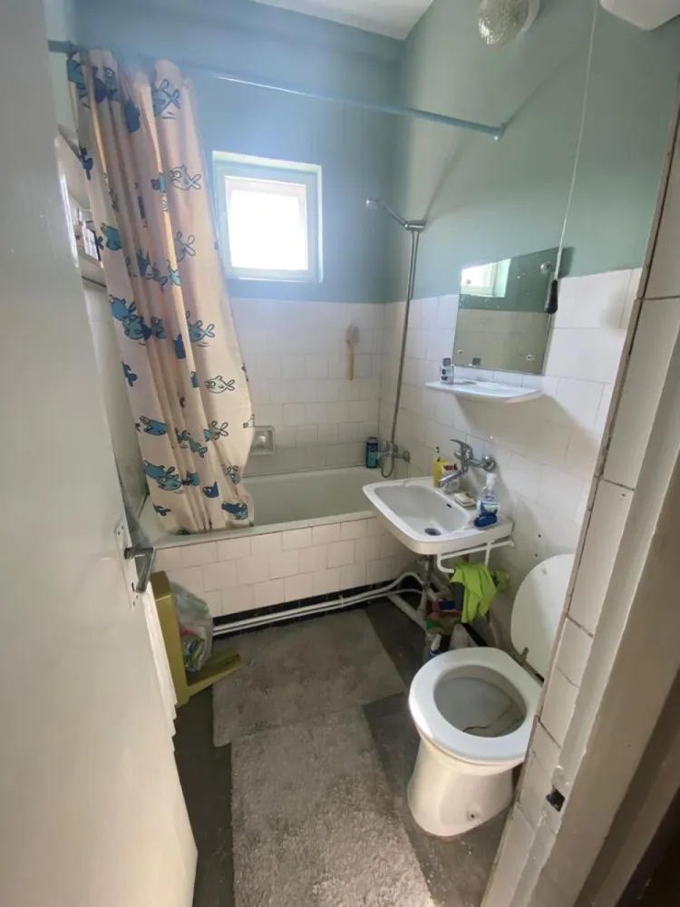 BRASADAS vinde ap cu 3 cam și garaj Piata Mare. - Agentia Imobiliara BRASADAS vinde apartament din caramida cu 3 camere decomandat, intr-o asociatie de 8 apartamente in zona Piata Mare.
Proprietatea este amplasata la etajul 3/3 cu acoperis si o suprafata de 76mp utili.
Apartmentul este compus din:
-3 camere decomandate
-1 bucatrie cu iesire pe balcon
-1 baie
-1 debara
-1 camara
-2 balcoane
- garaj in curte
- cota parte din pod
- cota parte din curte 1/8
- uscator
- boxa in beci
- un mic loc de depozitare in curte
Apartamentul are un design clasic, necesita renovare si modernizre.
Www.brasadas.com.