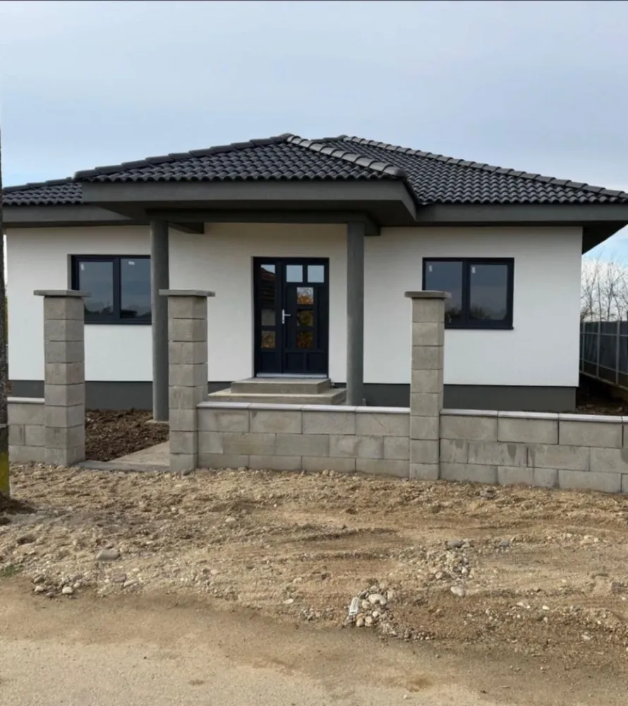 Casa de vanzare în lazuri - Casă familială nouă, modernă Lazuri (la doar 4 km de Satu Mare)

Se oferă spre vânzare o casă familială nouă, modernă, amplasată într-o zonă liniștită și plăcută din Lazuri, la doar 4 km de Satu Mare.

Proprietatea se întinde pe un teren de 450 m2, iar locuința are o suprafață construită de 126 m2, realizată integral din cărămidă, pe o structură solidă și durabilă, cu finisaje moderne și confort de top.

Pereții sunt izolați cu polistiren de 10 cm și prevăzuți cu ferestre termopan Rehau, oferind eficiență termică și confort sporit.
Acoperișul este masiv, acoperit cu țiglă de beton, iar casa dispune de încălzire în pardoseală și este racordată la apă, curent electric și canalizare.

Curtea este spațioasă, curată și îngrijită, împrejmuită cu gard modern, având două intrări separate, ambele accesibile cu mașina.

Compartimentare:
2 dormitoare spațioase
 1 baie modernă
living generos
bucătărie
cămară (spajz)
cameră tehnică
terasă mare și acoperită

Actele sunt în regulă, proprietatea poate fi trecută imediat pe nume