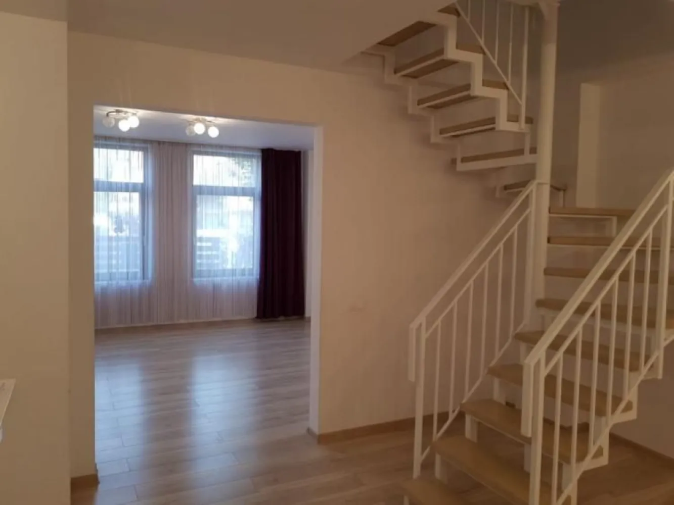 Casa de vanzare Cartier Gheorgheni Cluj - Persoana fizica vand casa in Cartierul Gheorgheni. Casa este compusa din 5 camere, 2 bai, pivnita.
Detalii si alte poze in privat.