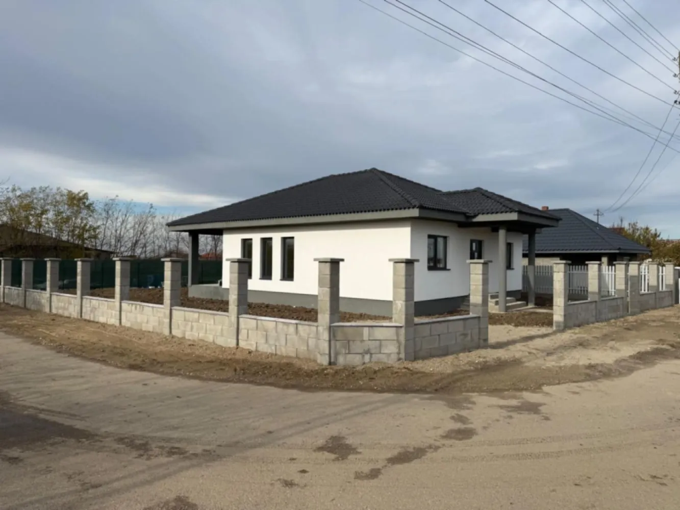 Casa de vanzare în lazuri - Casă familială nouă, modernă Lazuri (la doar 4 km de Satu Mare)

Se oferă spre vânzare o casă familială nouă, modernă, amplasată într-o zonă liniștită și plăcută din Lazuri, la doar 4 km de Satu Mare.

Proprietatea se întinde pe un teren de 450 m2, iar locuința are o suprafață construită de 126 m2, realizată integral din cărămidă, pe o structură solidă și durabilă, cu finisaje moderne și confort de top.

Pereții sunt izolați cu polistiren de 10 cm și prevăzuți cu ferestre termopan Rehau, oferind eficiență termică și confort sporit.
Acoperișul este masiv, acoperit cu țiglă de beton, iar casa dispune de încălzire în pardoseală și este racordată la apă, curent electric și canalizare.

Curtea este spațioasă, curată și îngrijită, împrejmuită cu gard modern, având două intrări separate, ambele accesibile cu mașina.

Compartimentare:
2 dormitoare spațioase
 1 baie modernă
living generos
bucătărie
cămară (spajz)
cameră tehnică
terasă mare și acoperită

Actele sunt în regulă, proprietatea poate fi trecută imediat pe nume