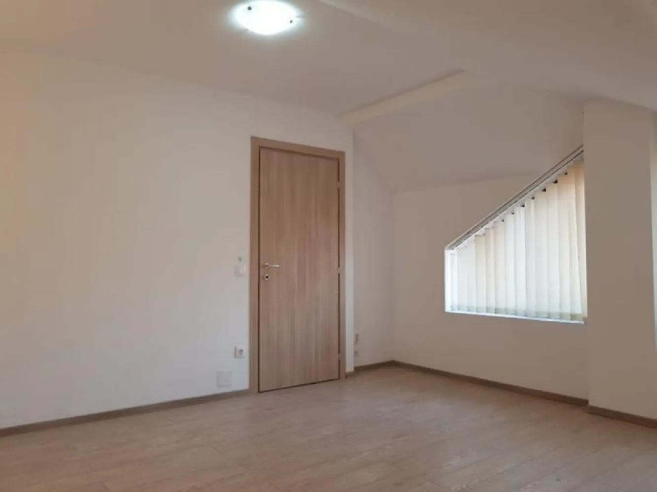 Casa de vanzare Cartier Gheorgheni Cluj - Persoana fizica vand casa in Cartierul Gheorgheni. Casa este compusa din 5 camere, 2 bai, pivnita.
Detalii si alte poze in privat.