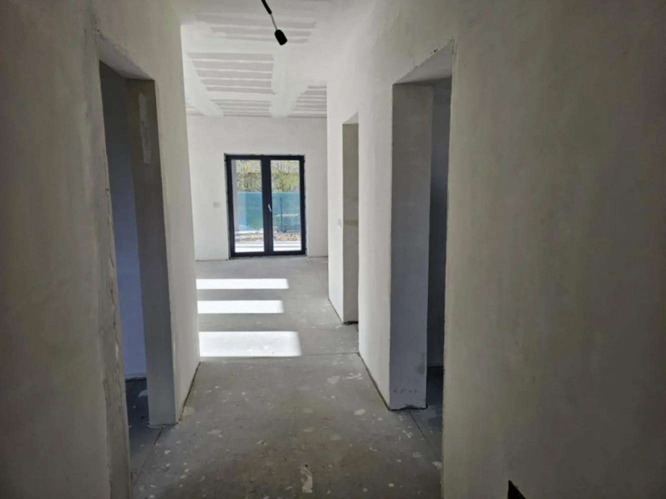 Casa de vanzare în lazuri - Casă familială nouă, modernă Lazuri (la doar 4 km de Satu Mare)

Se oferă spre vânzare o casă familială nouă, modernă, amplasată într-o zonă liniștită și plăcută din Lazuri, la doar 4 km de Satu Mare.

Proprietatea se întinde pe un teren de 450 m2, iar locuința are o suprafață construită de 126 m2, realizată integral din cărămidă, pe o structură solidă și durabilă, cu finisaje moderne și confort de top.

Pereții sunt izolați cu polistiren de 10 cm și prevăzuți cu ferestre termopan Rehau, oferind eficiență termică și confort sporit.
Acoperișul este masiv, acoperit cu țiglă de beton, iar casa dispune de încălzire în pardoseală și este racordată la apă, curent electric și canalizare.

Curtea este spațioasă, curată și îngrijită, împrejmuită cu gard modern, având două intrări separate, ambele accesibile cu mașina.

Compartimentare:
2 dormitoare spațioase
 1 baie modernă
living generos
bucătărie
cămară (spajz)
cameră tehnică
terasă mare și acoperită

Actele sunt în regulă, proprietatea poate fi trecută imediat pe nume