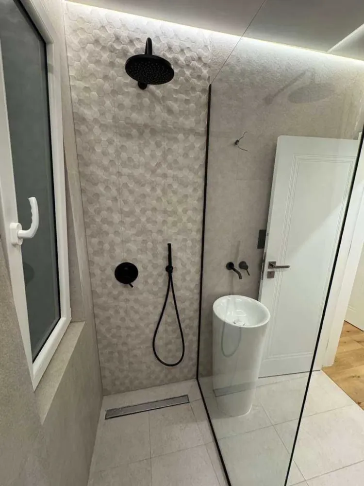 BRASADAS vinde ap finisat, mobilat 2 cam cu loc parcare. - Agentia Imobiliara BRASADAS vinde apartament cu doua camere la etajul 1 in zona Baritiu, finisat, mobilat (dormitor, bucatarie, mobila hol) cu parcare inclusa pe CF separat. 

- parchet multistrat Barlinek
- ⁠AC cu inverter Mitsubishi
- ⁠masina de spalat Whirlpool
- ⁠masina uscat Whirlpool
- ⁠mobilier hol electrocasnice incorporate
- ⁠sifonier dormitor
- ⁠pat dormitor+saltea
- ⁠noptiera
- ⁠baie finisata
- ⁠lustre iluminat, dimabil in dormitor.
- ⁠centrala buderus
- ⁠termostat salus wi-fi