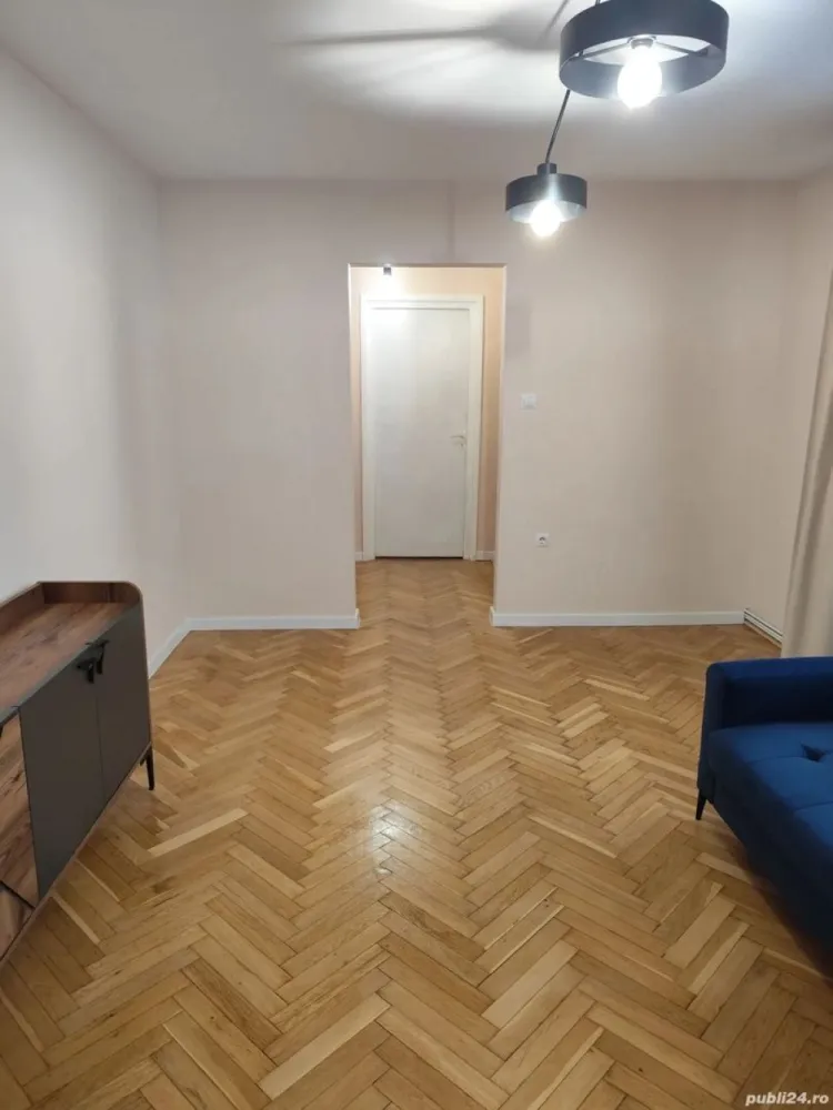 Apartament 2 camere semidecomandate - De vanzare apartament 2 camere semidecomandate
Cartier Gheorgheni, zona Diana,situat la etajul 1 4
Apartamentul se predă mobilat si utilat ca in poze
Suprafața 50 mp + 5mp balcon

Compartimentare:
-Bucatarie+ debara
-living cu acces la balcon 
-2 holuri
-1 balcon
-baie cu geam
-dormitor

Dotari:
- Centrala termica proprie
- Parchet lemn masiv recondiționat 
- Usa metalica
-bloc reabilitat termic 
-instalatia electrică schimbată in 2023
-deține 1 boxa la subsol 

Alte avantaje:

- Aproape de puncte de interes:
 -Mega image, dr Max, Panemar, Carrefour 
-5 min piața Hermes, scoli si grădinițe 
- Statii de transport in comun
- Blocul e incojurat de verdeata si parcuri
- Liniste si trafic redus fiind in zona de alei
- Casa scarii cu interfon si ușa termopan