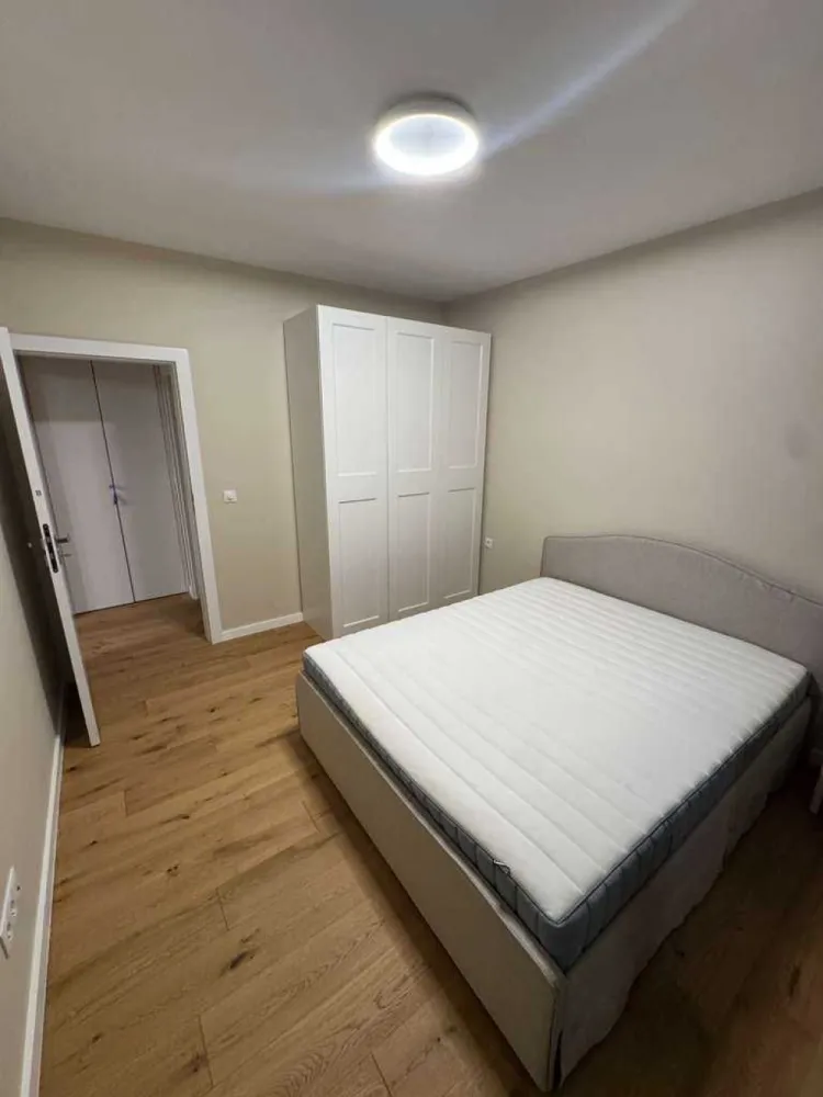 BRASADAS vinde ap finisat, mobilat 2 cam cu loc parcare. - Agentia Imobiliara BRASADAS vinde apartament cu doua camere la etajul 1 in zona Baritiu, finisat, mobilat (dormitor, bucatarie, mobila hol) cu parcare inclusa pe CF separat. 

- parchet multistrat Barlinek
- ⁠AC cu inverter Mitsubishi
- ⁠masina de spalat Whirlpool
- ⁠masina uscat Whirlpool
- ⁠mobilier hol electrocasnice incorporate
- ⁠sifonier dormitor
- ⁠pat dormitor+saltea
- ⁠noptiera
- ⁠baie finisata
- ⁠lustre iluminat, dimabil in dormitor.
- ⁠centrala buderus
- ⁠termostat salus wi-fi