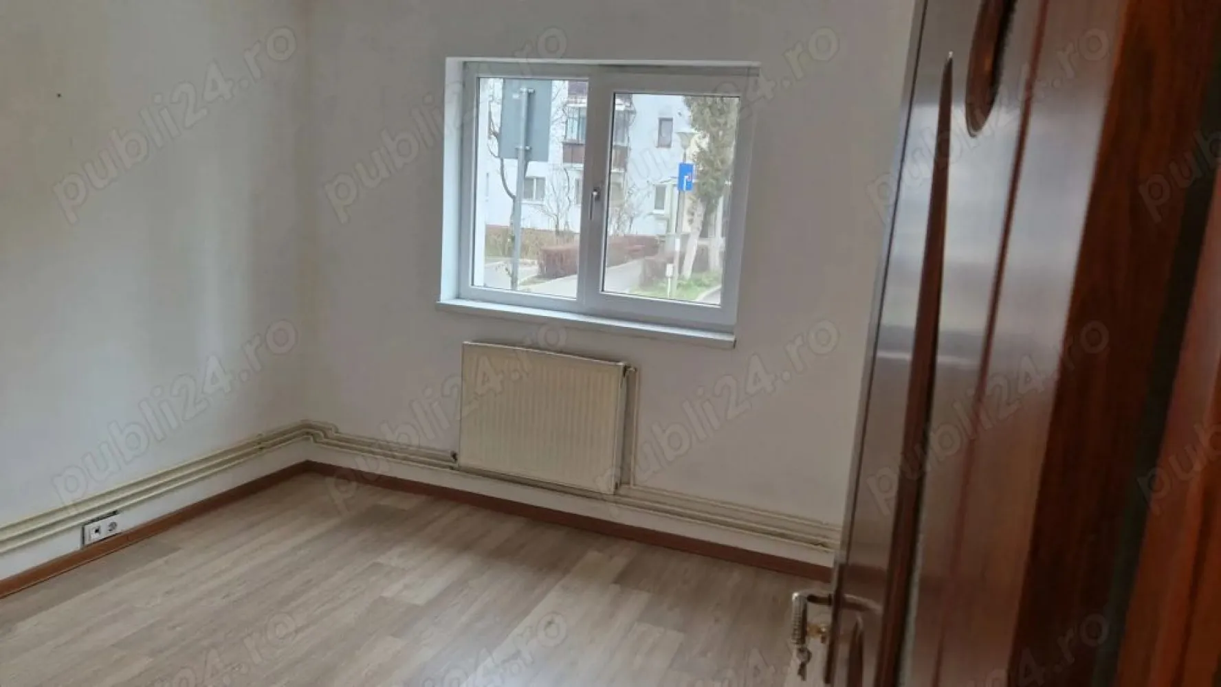 PF vand apartament 3 camere Mănăștur - PF Apartament de vanzare - Manastur, zona Aleea Gurghiu, la 5 minute de Baza sportivă "La terenuri"
Apartament familial primitor si luminos, situat la parter, intr-o zona linistita si verde din Manastur aproape de magazine, scoli si mijloace de transport in comun.

Suprafata utila: 52 mp

Compartimentare: decomandat

Bucatarie spatioasa

Hol generos

Baie

3 camere confortabile, 2 dormitoare și un 1 living 

Parcare sub geam, 

Beci de 12mp sub apartament ideal pentru depozitare.

Apartamentul este la parter înalt, are geamuri termopan Qfort, ușa metalică la intrare gresie faianță in baie, bucătărie, parchet in toate cele 3 camere, centrala termica cu instalație din cupru.

Preț 142.