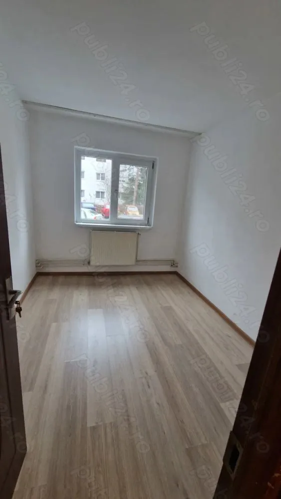 PF vand apartament 3 camere Mănăștur - PF Apartament de vanzare - Manastur, zona Aleea Gurghiu, la 5 minute de Baza sportivă "La terenuri"
Apartament familial primitor si luminos, situat la parter, intr-o zona linistita si verde din Manastur aproape de magazine, scoli si mijloace de transport in comun.

Suprafata utila: 52 mp

Compartimentare: decomandat

Bucatarie spatioasa

Hol generos

Baie

3 camere confortabile, 2 dormitoare și un 1 living 

Parcare sub geam, 

Beci de 12mp sub apartament ideal pentru depozitare.

Apartamentul este la parter înalt, are geamuri termopan Qfort, ușa metalică la intrare gresie faianță in baie, bucătărie, parchet in toate cele 3 camere, centrala termica cu instalație din cupru.

Preț 142.