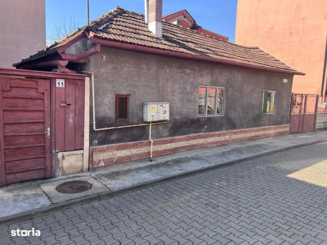 Casă de vânzare cu posibiliate de renovare/dezvoltare - Această casă are o suprafață de 50 mp și este gata de utilizare. Dispune de două camere, hol, baie, bucătărie, cămară și curte proprie.Constructia din 1930 are o tâmplărie din lemn și un acoperiș din țiglă. Pardoselile din camere sunt din laminat și gresie.Bucătăria are un blat de lemn și echipamente precum frigider, plită, iar ferestrele oferă vedere spre stradă. Baia este echipată cu cadă, toaletă, chiuvetă.Proprietatea beneficiază de încălzire cu gaz(centrală termică), și este situată pe un teren de 130 mp.Singur proprietar in acte!Siguranța se asigură de o zona închisă, aproape de BTARENA, Cluj-Arena și parcul central. Accesul se face pe drum pavat.Dacă te interesează, programează o vizionare pentru această casă disponibilă din 2026 și descoperă avantajele unei locuințe private în Cluj.Pentru mai multe detalii apelați la 0744261562