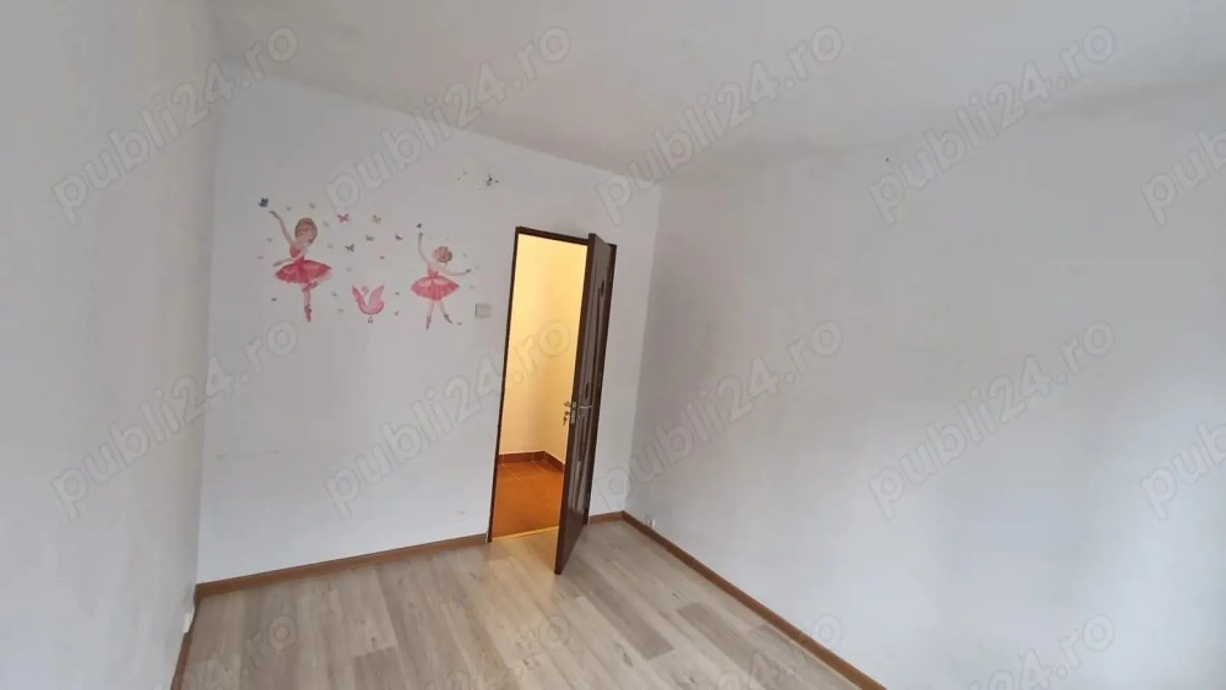 PF vand apartament 3 camere Mănăștur - PF Apartament de vanzare - Manastur, zona Aleea Gurghiu, la 5 minute de Baza sportivă "La terenuri"
Apartament familial primitor si luminos, situat la parter, intr-o zona linistita si verde din Manastur aproape de magazine, scoli si mijloace de transport in comun.

Suprafata utila: 52 mp

Compartimentare: decomandat

Bucatarie spatioasa

Hol generos

Baie

3 camere confortabile, 2 dormitoare și un 1 living 

Parcare sub geam, 

Beci de 12mp sub apartament ideal pentru depozitare.

Apartamentul este la parter înalt, are geamuri termopan Qfort, ușa metalică la intrare gresie faianță in baie, bucătărie, parchet in toate cele 3 camere, centrala termica cu instalație din cupru.

Preț 142.