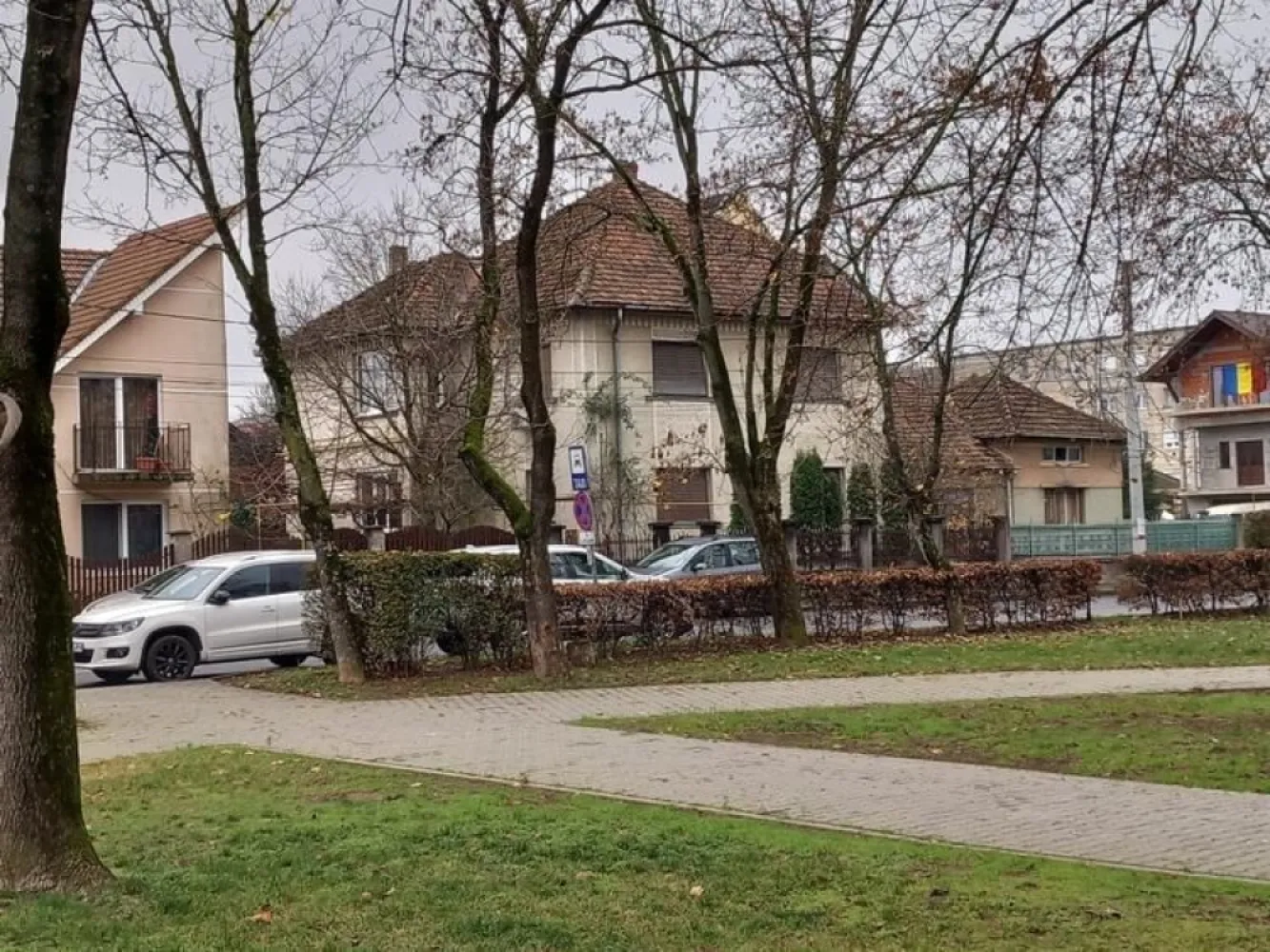 BRASADAS vinde ap 3 cam la casă - parter sau etaj zona 14 Mai. - Agentia Imobiliara BRASADAS vinde casa cu două apartamente separate, aproape identice, unul la parter, al doilea la etajul 1, fiecare cu câte 3 camere. 
Ambele sunt de vânzare, împreună sau separat.
Fiecare apartament are o suprafață de circa 100 mp și dispune de câte trei camere, câte o bucătărie și câte o baie.
Carte funciară - separată, utilități complet separate.
Locuința este mobilată parțial.
Fundația solidă are un metru înălțime, fiind construită după inundațiile din 1970.
Locuri de parcare în curte, și două garaje separate, cu cf separat.
Situată într-o zonă liniștită, casa se află aproape de Liceul Ortodox - 300 metri, parc peste drum și benzinărie - la 80 de metri, Magazin LIDL la 300 metri.
Ai acces facil la transportul public, cu stația de autobuz și cea de taxi la câțiva pași.
In apropiere este un parc, farmacie, magazin alimentar.
Www.brasadas.com.