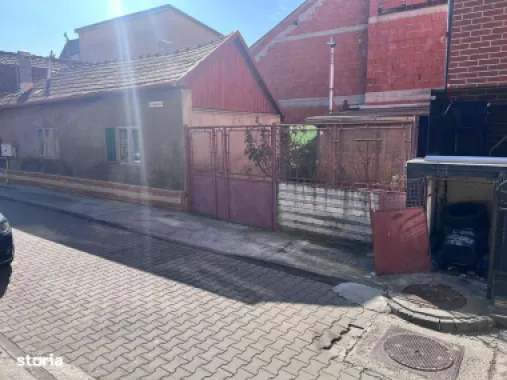 Casă de vânzare cu posibiliate de renovare/dezvoltare