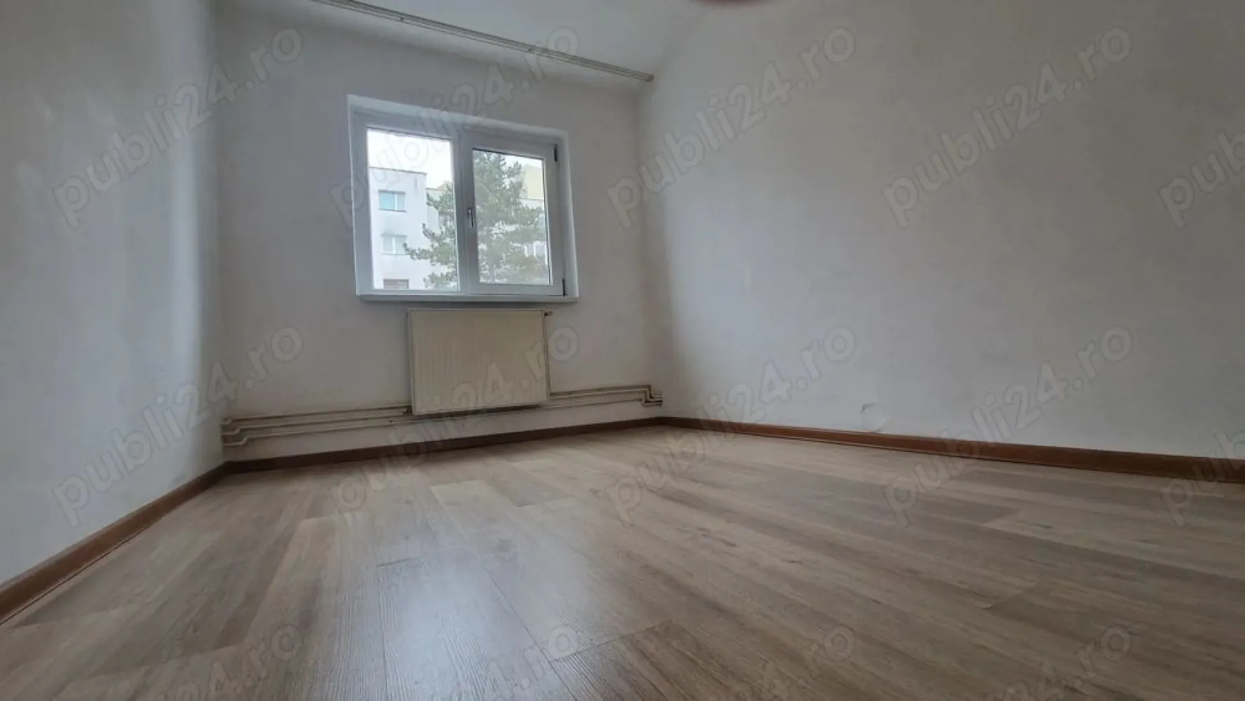 PF vand apartament 3 camere Mănăștur - PF Apartament de vanzare - Manastur, zona Aleea Gurghiu, la 5 minute de Baza sportivă "La terenuri"
Apartament familial primitor si luminos, situat la parter, intr-o zona linistita si verde din Manastur aproape de magazine, scoli si mijloace de transport in comun.

Suprafata utila: 52 mp

Compartimentare: decomandat

Bucatarie spatioasa

Hol generos

Baie

3 camere confortabile, 2 dormitoare și un 1 living 

Parcare sub geam, 

Beci de 12mp sub apartament ideal pentru depozitare.

Apartamentul este la parter înalt, are geamuri termopan Qfort, ușa metalică la intrare gresie faianță in baie, bucătărie, parchet in toate cele 3 camere, centrala termica cu instalație din cupru.

Preț 142.